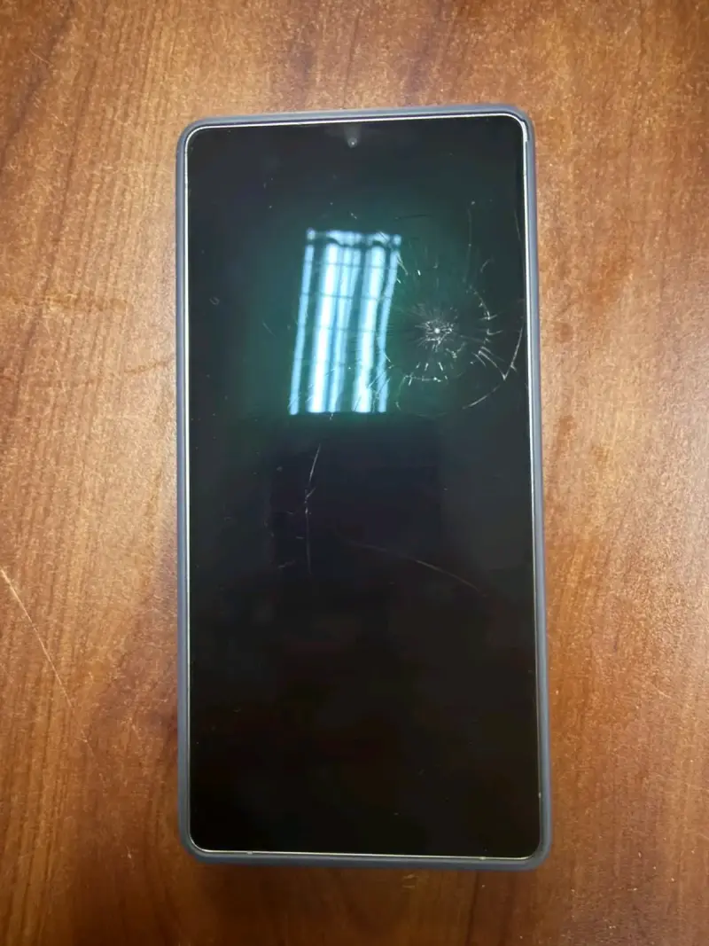 Samsung Galaxy S25 Ultra con pantalla dañada - 2