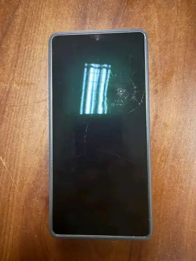Samsung Galaxy S25 Ultra con pantalla dañada - miniatura 2