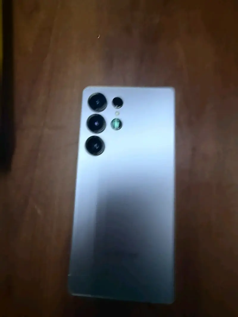 Samsung Galaxy S25 Ultra con pantalla dañada - 4