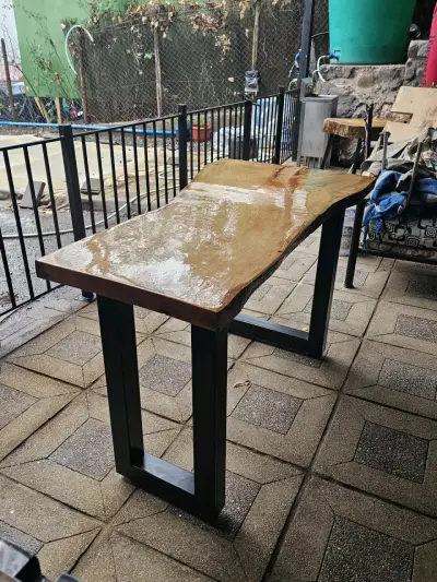 Mesa arrimo artesanal de madera maciza de ciprés - miniatura 2
