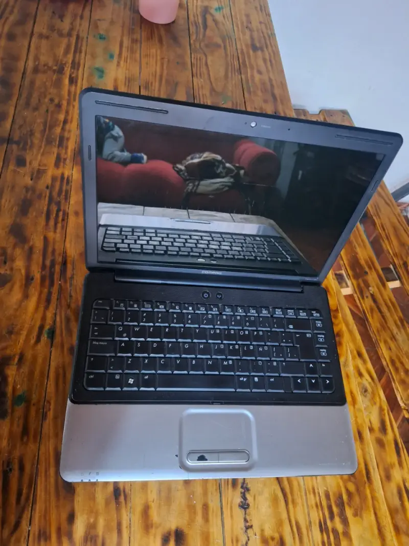 Laptop Compaq Presario en buen estado - 2