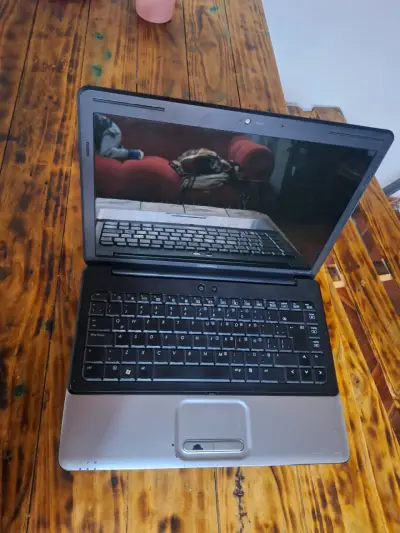 Laptop Compaq Presario en buen estado - miniatura 2