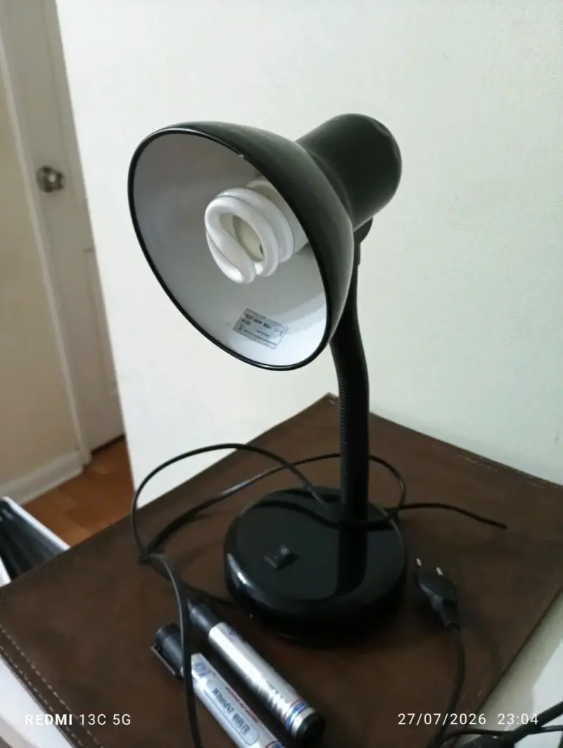 Lámpara de escritorio negra con bombilla LED
