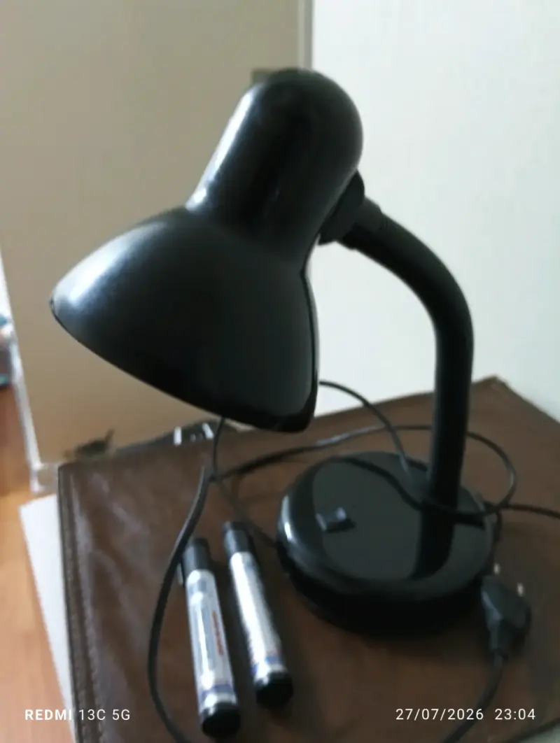 Lámpara de escritorio negra con bombilla LED - 2
