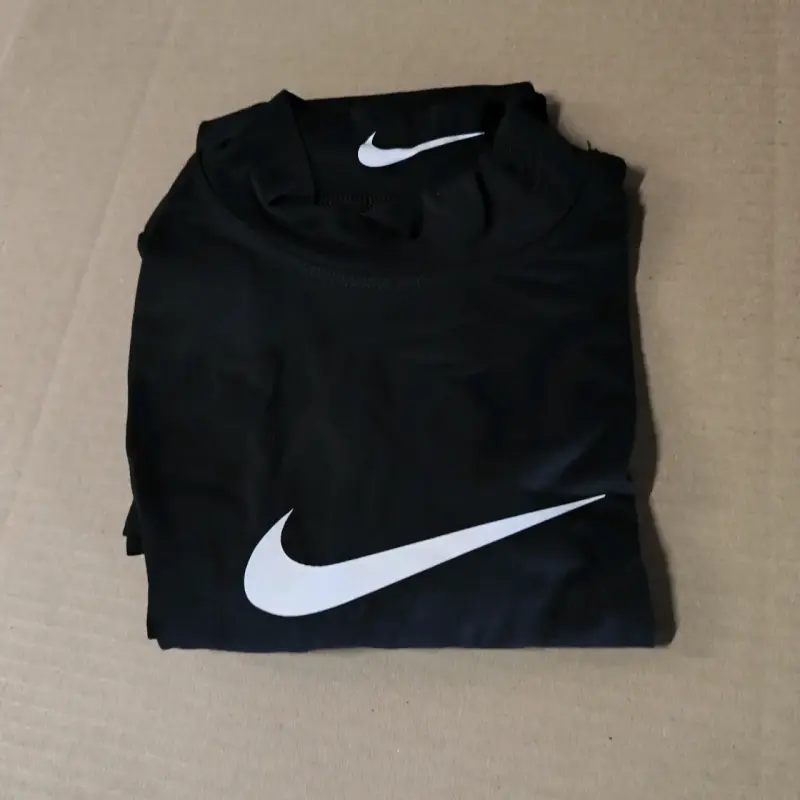 Polera deportiva negra Nike con logo - 2