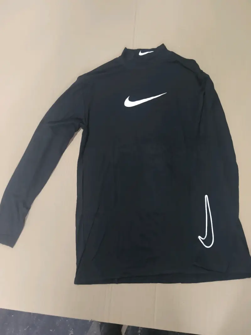 Polera deportiva negra Nike con logo - 3