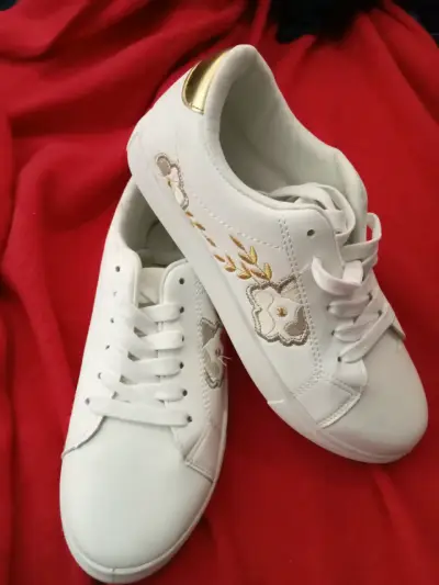 Zapatillas blancas con detalles dorados para mujer - miniatura 1