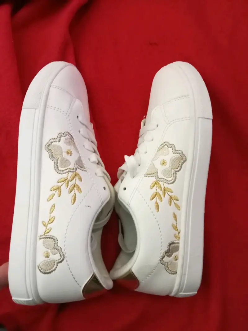 Zapatillas blancas con detalles dorados para mujer - 2