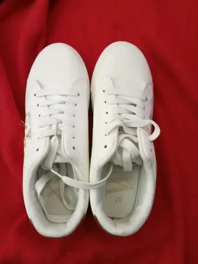 Zapatillas blancas con detalles dorados para mujer - miniatura 3