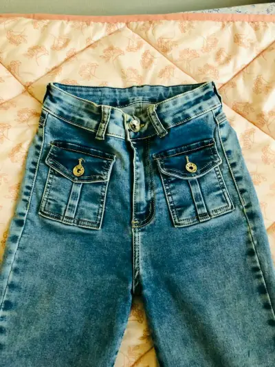 Jeans acampanados de mezclilla azul para mujer - miniatura 1