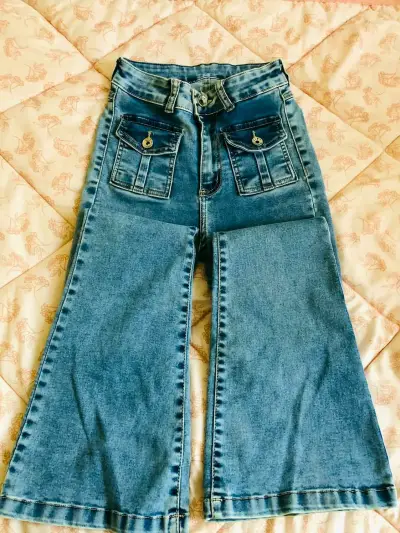 Jeans acampanados de mezclilla azul para mujer - miniatura 2