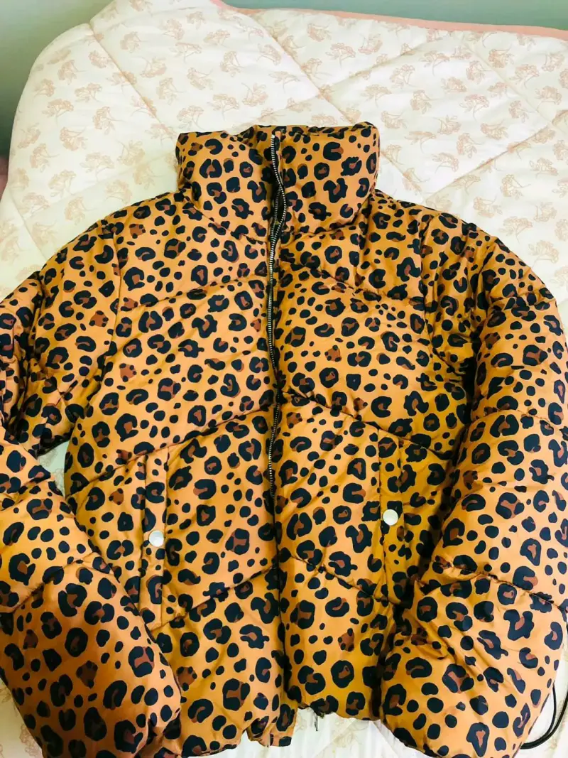 Chaqueta acolchada con estampado animal print - 1