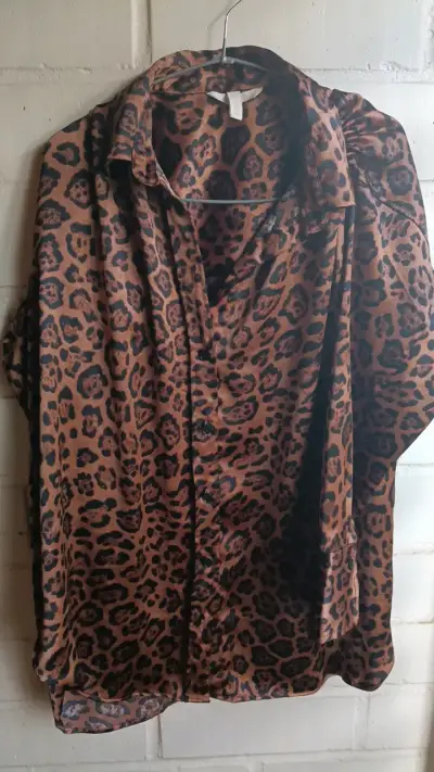 Blusa de mujer estampado animal print - miniatura 1
