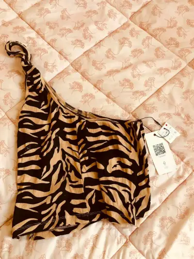 Top de un solo hombro con estampado animal - miniatura 1