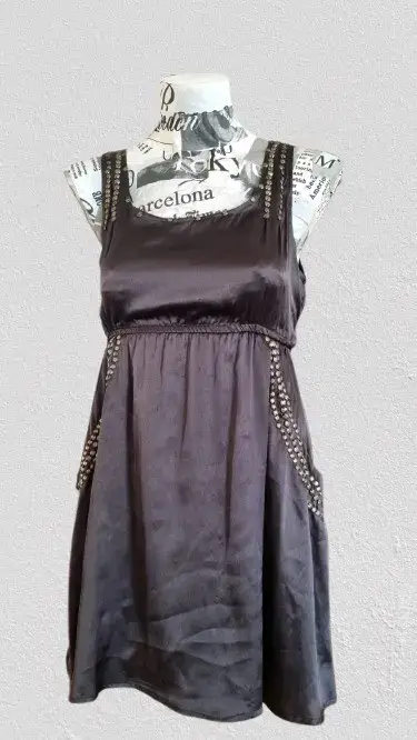 Vestido negro elegante con detalles de tachuelas - miniatura 1
