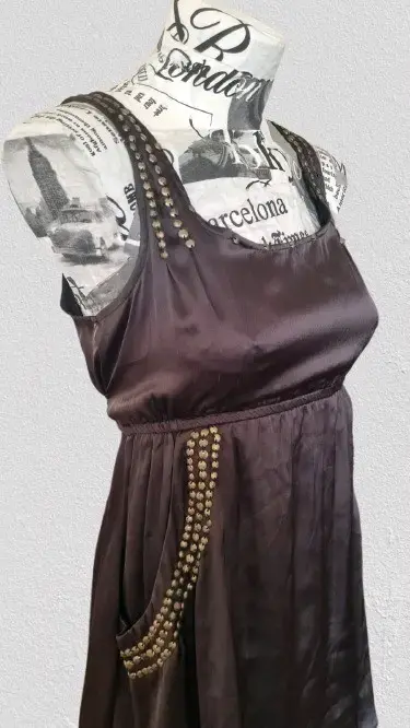 Vestido negro elegante con detalles de tachuelas - 2