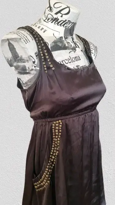 Vestido negro elegante con detalles de tachuelas - miniatura 2