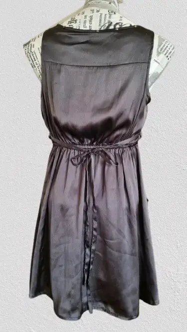 Vestido negro elegante con detalles de tachuelas - 3