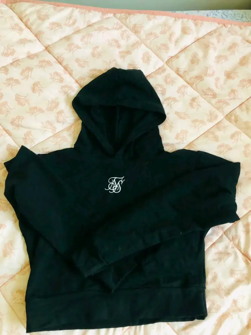 Polerón negro con capucha y logo bordado