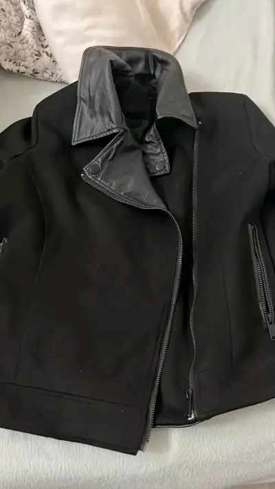 Chaqueta negra de cuero sintético para mujer - miniatura 2