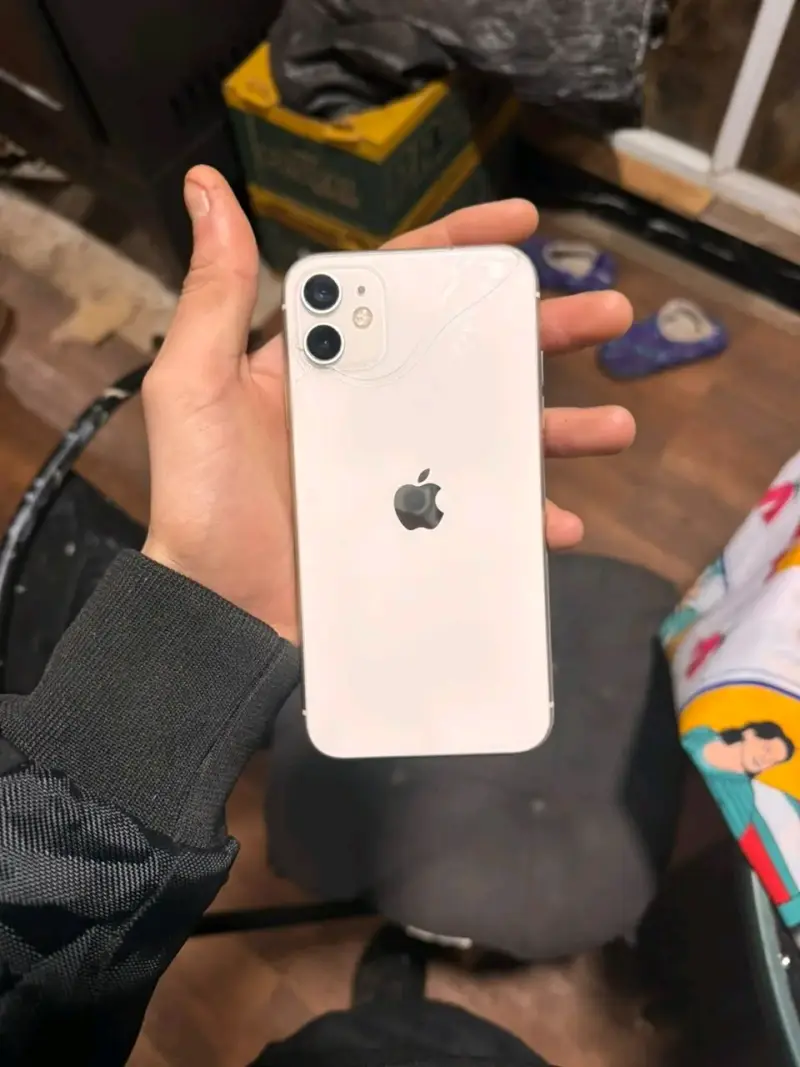 iPhone 11 con pantalla dañada - 1