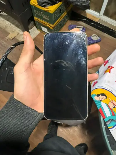 iPhone 11 con pantalla dañada - miniatura 2