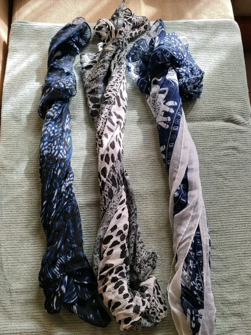 Set de pañuelos estampados en tonos azules y grises - 2
