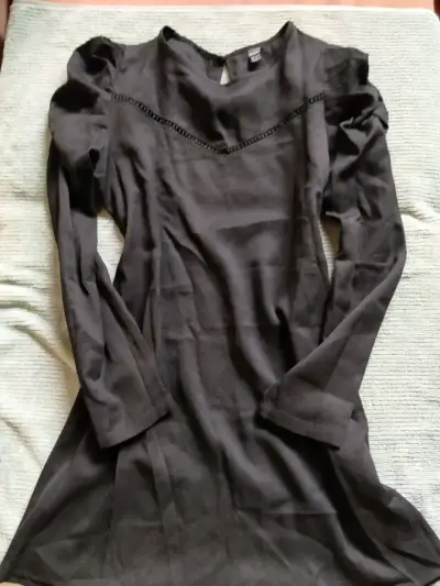 Vestido negro de manga larga Shein con detalles - miniatura 2