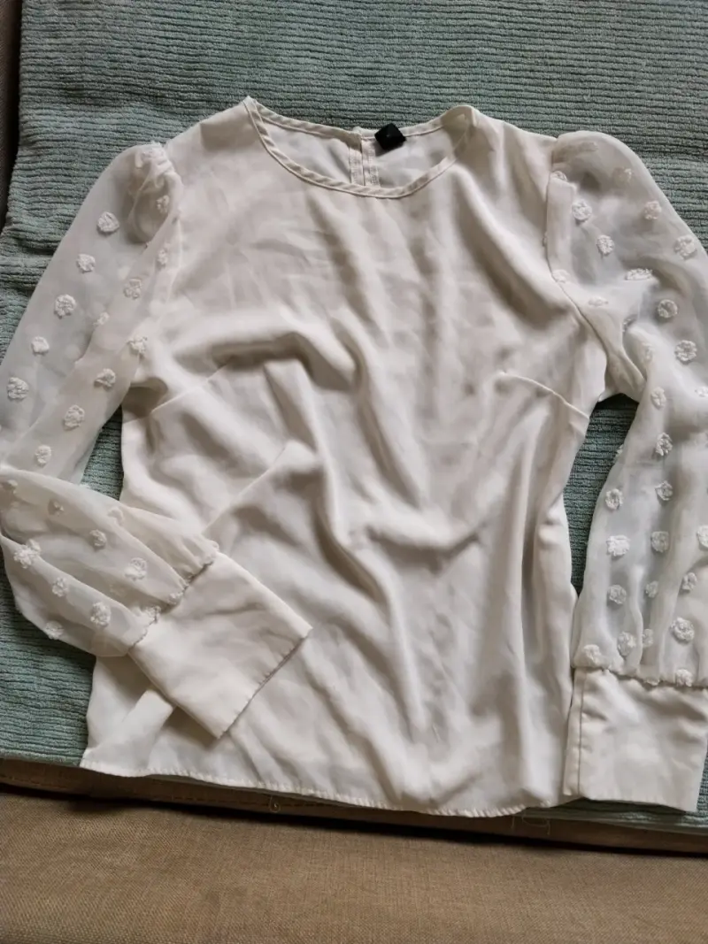 Blusa blanca con mangas transparentes