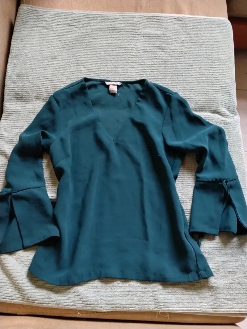 Blusa verde con mangas acampanadas