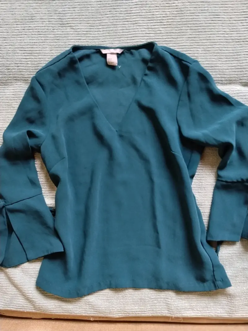 Blusa verde con mangas acampanadas - 2