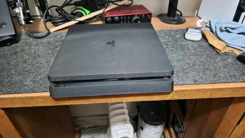 Consola PS4 Slim con dos controles y juegos