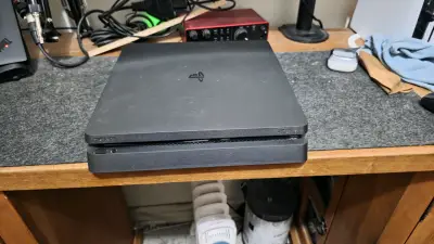 Consola PS4 Slim con dos controles y juegos - miniatura 1