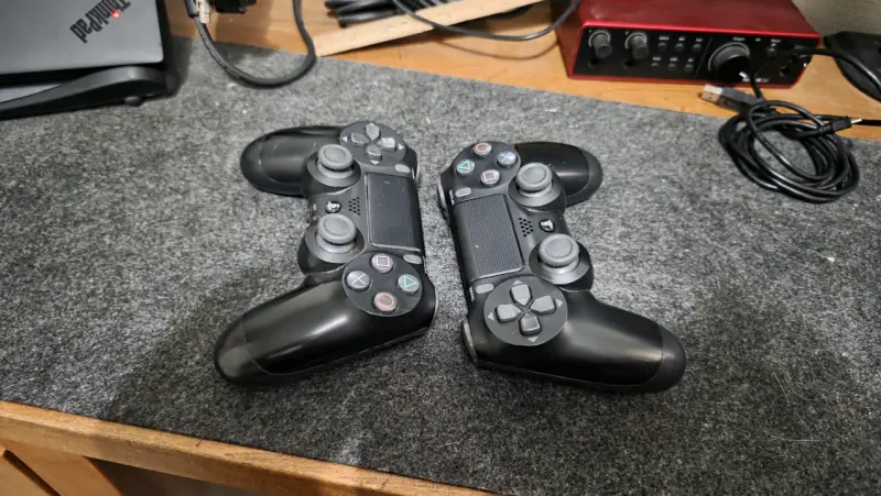 Consola PS4 Slim con dos controles y juegos - 3
