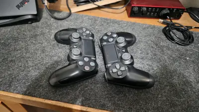 Consola PS4 Slim con dos controles y juegos - miniatura 3