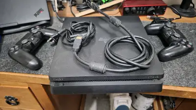 Consola PS4 Slim con dos controles y juegos - miniatura 6