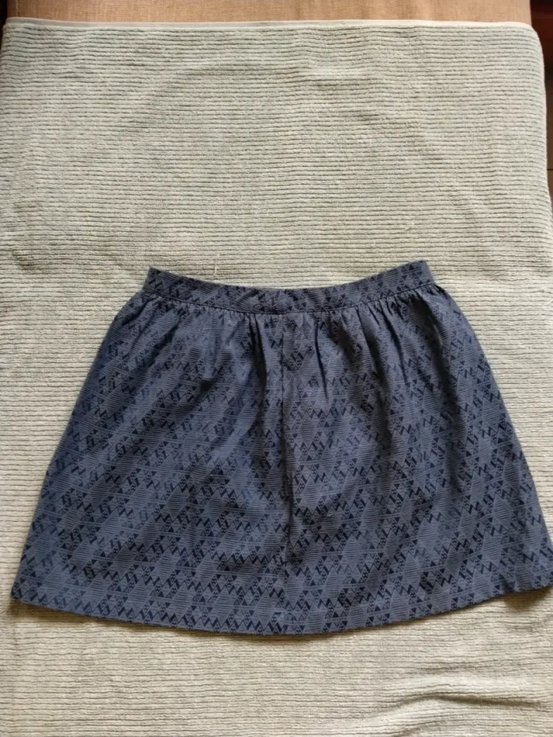 Falda corta azul con diseño geométrico