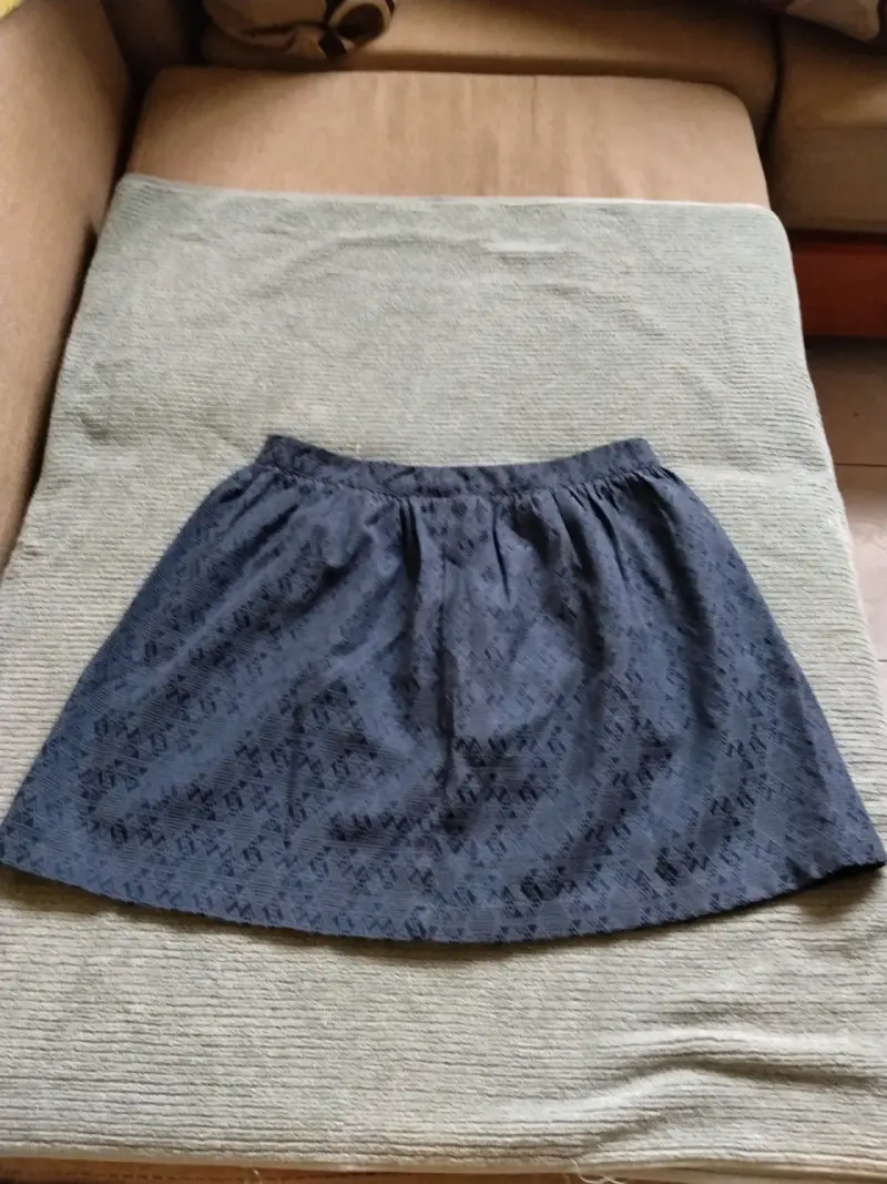 Falda corta azul con diseño geométrico - 2