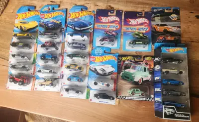 Colección de autos Hot Wheels variados en blister - miniatura 1