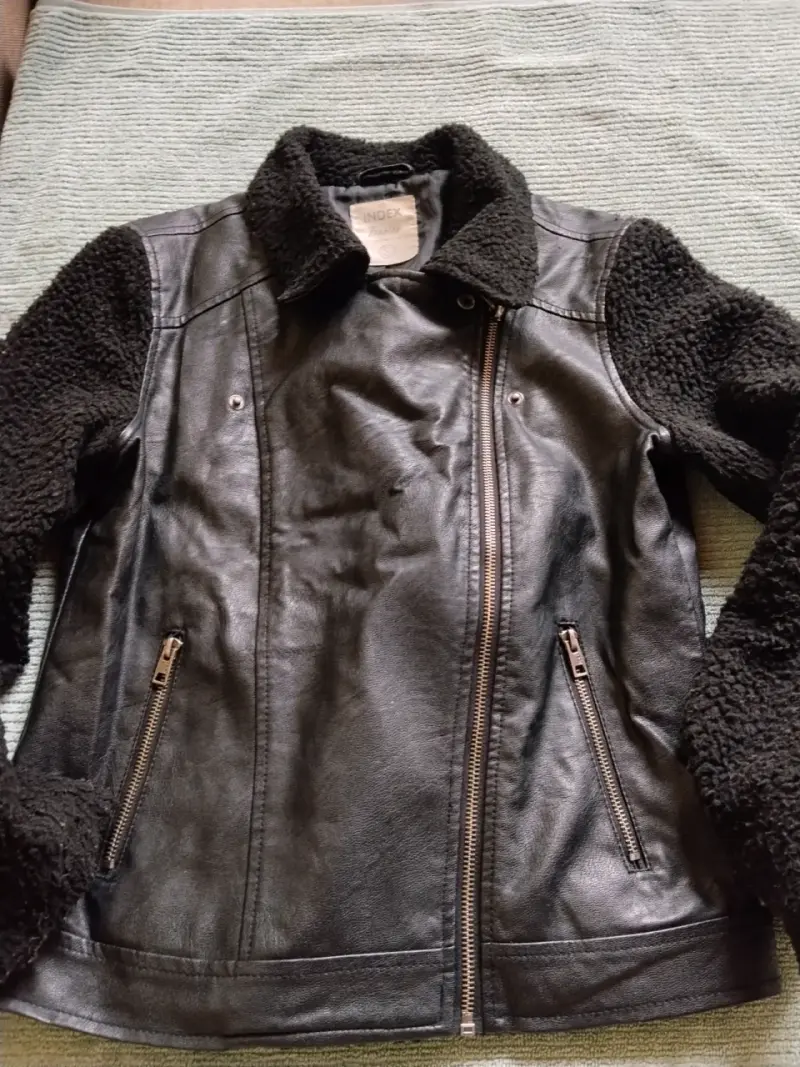 Chaqueta de cuero negra con mangas de lana