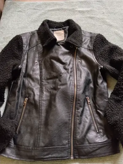 Chaqueta de cuero negra con mangas de lana - miniatura 1