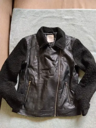Chaqueta de cuero negra con mangas de lana - miniatura 2