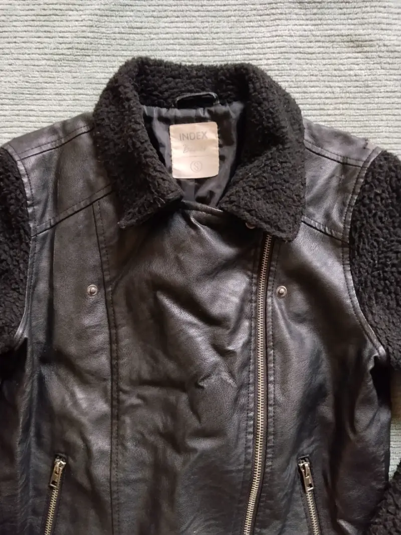 Chaqueta de cuero negra con mangas de lana - 3