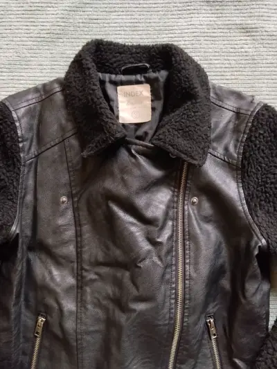 Chaqueta de cuero negra con mangas de lana - miniatura 3