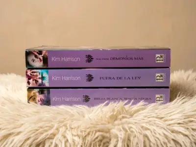 Colección de libros de fantasía y romance - miniatura 1