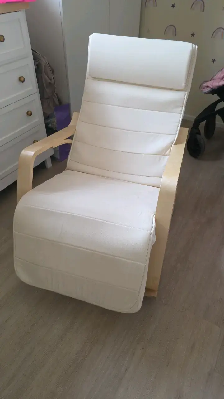 Sillón mecedora beige de madera - 1