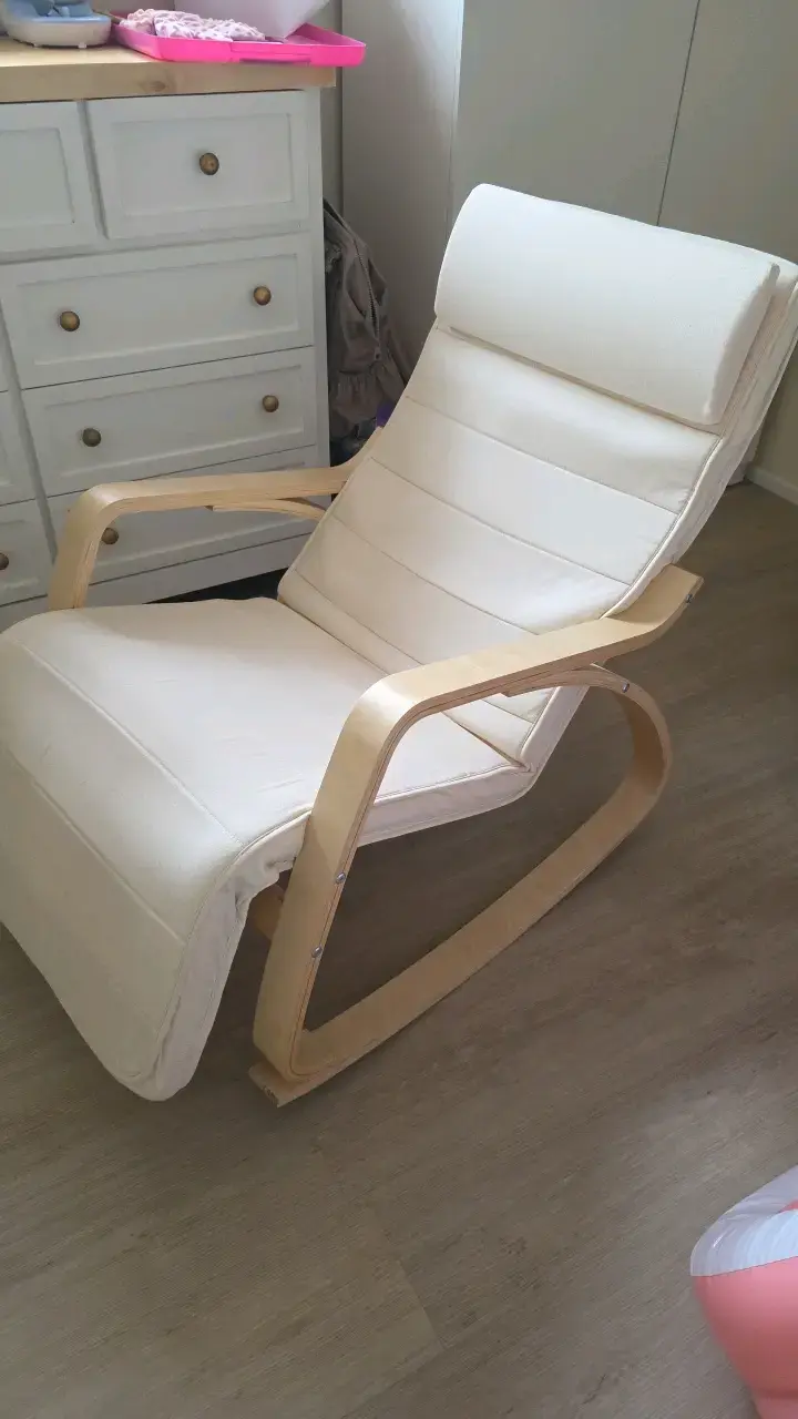 Sillón mecedora beige de madera - 2