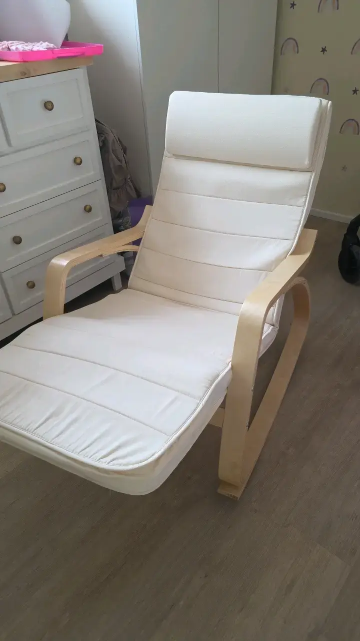 Sillón mecedora beige de madera - 3