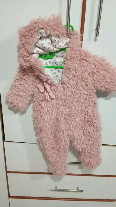 Enterito de bebé peludo rosa con capucha - miniatura 1