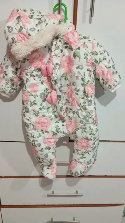 Enterito de bebé peludo rosa con capucha - miniatura 2